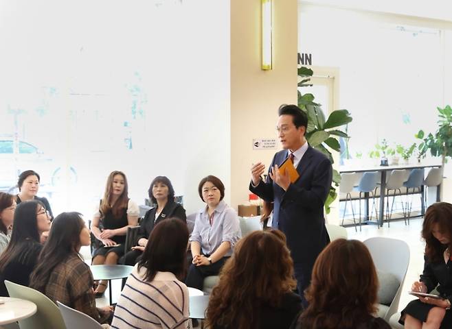 안민석 경기도교육감 당선인이 지난 10일 경기 고양시의 한 카페에서 열린 ‘경기교육대전환 경청투어’ 교육간담회에서 발언하고 있다. 안 당선인은 넷플릭스 드라마 ‘참교육’ 속 가상 조직인 교권보호국을 경기도교육청에도 도입할지 공개 토론하자고 제안했다. 안민석 당선인 제공