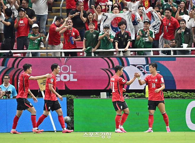 대한민국 축구국가대표팀의 오현규(오른쪽)이 12일(한국시간) 멕시코 과달라하라 인근 사포판의 아크론 경기장에서 열린 2026 북중미 월드컵 체코와의 경기에서 역전골을 넣은 뒤 황희찬과 함께 기뻐하고 있다. 2026.06.12 사포판(멕시코)=사진공동취재단