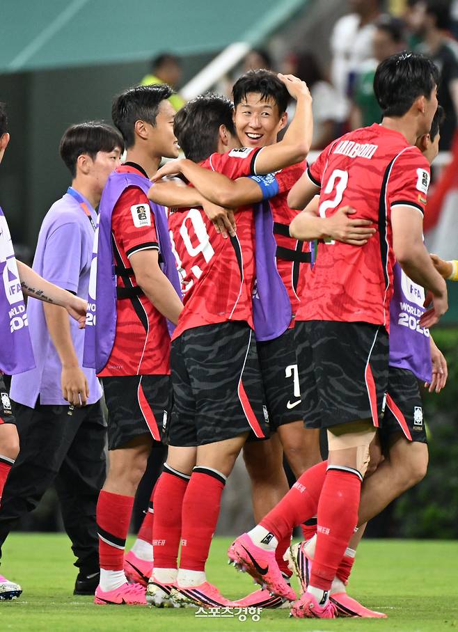 12일(한국시각) 멕시코 사포판 과달라하라 스타디움에서 열린 2026 북중미 월드컵 A조 1차전 한국과 체코의 경기. 손흥민과 이강인이 포옹을 하고 있다. 2026.06.12 사포판(멕시코)=사진공동취재단