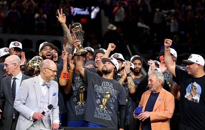 2025~2026 NBA 챔피언결정전 MVP로 선정된 뉴욕 닉스 제일런 브런슨(가운데)이 트로피를 들어올리고 있다. 샌안토니오 | AFP연합뉴스