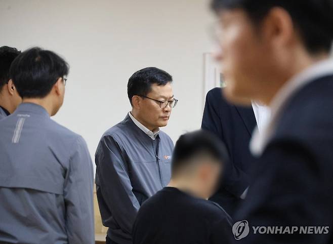 유가족과 대화하는 손재일 한화에어로 대표 (대전=연합뉴스) 이주형 기자 = 한화에어로스페이스 대전사업장 폭발 사고 사망자의 신원확인이 완료된 3일 오전 손재일 한화에어로스페이스 대표가 대전 유성구의 한 병원에 모인 유가족들을 만나 이야기를 나누고 있다. 2026.6.3 coolee@yna.co.kr
