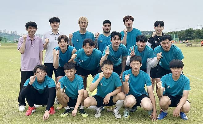 오는 19일 울산에서 열리는 ‘LIG 전국장애인축구선수권대회’ 3연패에 도전하는 FC광주엔젤 선수들이 지난 14일 오후 광주 광산구 첨단종합운동장에서 훈련을 마친 뒤 파이팅을 외치고 있다./윤찬웅 기자