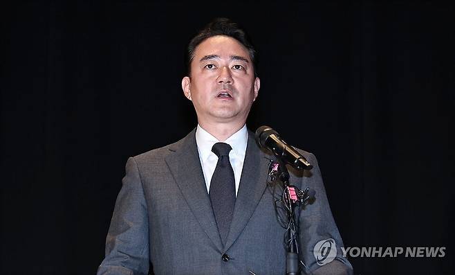 홍정도 중앙그룹 부회장이 15일 서울 마포구 중앙일보빌딩에서 열린 JTBC 등 중앙그룹 일부 계열사의 유동성 위기로 인한 회생 절차 개시 관련 입장 발표 기자회견에서 사과문을 낭독하고 있다. /연합뉴스