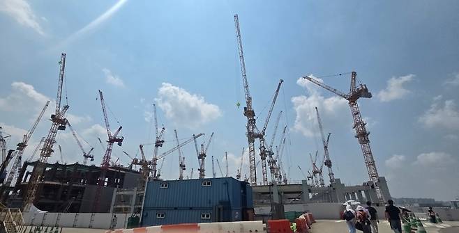 ▲삼성전자 평택캠퍼스 P4·P5 건설 현장에 타워크레인들이 빽빽하게 들어서 있다. 수도권 레미콘 운송노조 파업이 이어지는 가운데서도 현장은 대체 공정을 중심으로 공사를 이어가고 있다. 사진=장혜원 기자