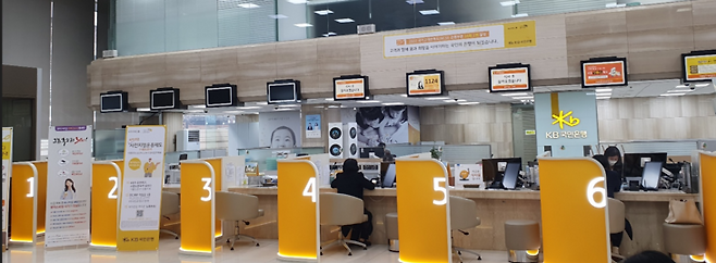 ▲청년미래적금은 이달 22일부터 다음달 3일까지 2주간 주요 은행에서 비대면으로 가입 신청할 수 있다. 사진은 시중은행 영업점.