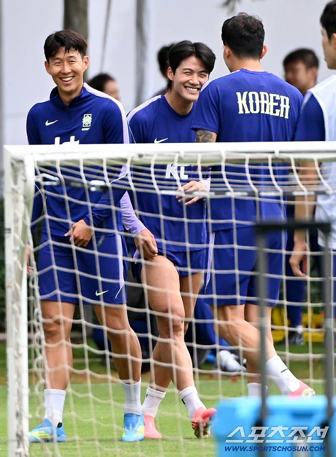 2026 북중미 월드컵 체코전에서 승리한 대한민국 월드컵 대표팀이 15일(한국시각) 멕시코 과달라하라 인근 사포판 월드컵대표팀 베이스캠프 훈련장 치바스 베르데 바예에서 훈련을 가졌다. 손흥민과 설영우가 미니게임을 펼치며 환하게 웃고 있다. 사포판(멕시코)=허상욱 기자wook@sportschosun.com/2026.06.15/