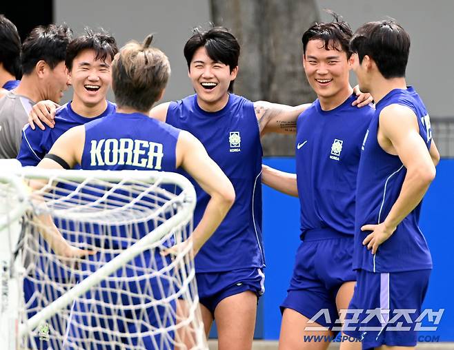 7일(한국시각) 멕시코 과달라하라의 대표팀 베이스캠프 훈련장인 치바스 베르데 바예에서 진행된 대한민국 월드컵 대표팀의 공식 훈련, 양현준 이강인 설영우 오현규 박진섭이 미소짓고 있다. 과달라하라(멕시코)=허상욱 기자wook@sportschosun.com/2026.06.07/