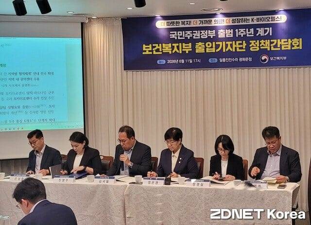 정은경 보건복지부 장관은 탈모 치료의 건강보험 적용과 관련해 사회적 논의를 진행한다고 밝혔다