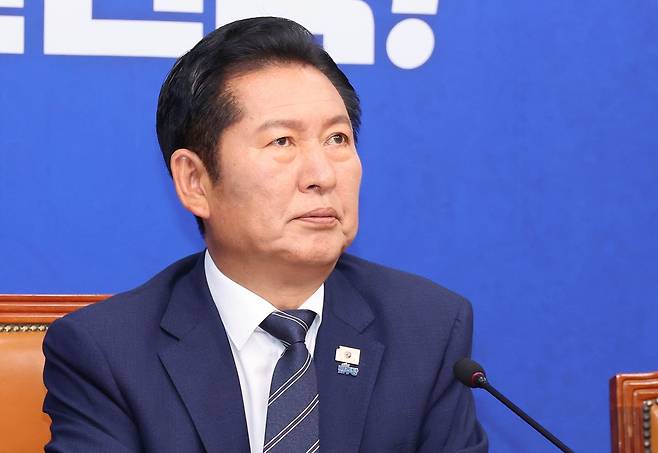 정청래 더불어민주당 대표가 15일 국회에서 열린 최고위원회의에서 발언을 마친 후 생각에 잠겨있다. 임현동 기자