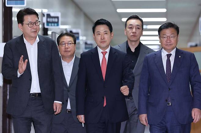 장동혁 국민의힘 대표가 15일 서울 여의도 국회에서 열린 비공개 긴급 최고위원회의에 참석하고 있다. 뉴스1