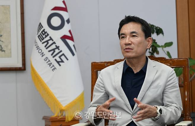 ▲ 김진태 강원도지사가 15일 강원도청 통상상담실에서 열린 출입기자단과의 차담회에서 선거기간 소회와 향후 거취에 대해 이야기하고 있다. 서영 기자