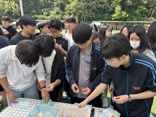 영락고 학생들이 지난달 서울 관악구 학교에서 열린 신앙수련회에서 놀이 부스에 참여하고 있다. 영락고 제공