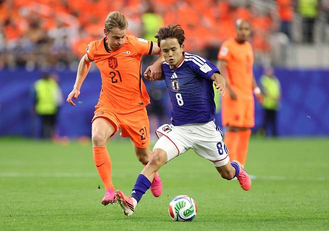 텍사스주 알링턴의 댈러스 스타디움에서 14일 열린 FIFA 월드컵 2026 조별리그 F조 네덜란드와 일본의 경기에서 일본의 쿠보 다케후사(레알 소시에다드)가 네덜란드의 21번 프렌키 데 용(바르셀로나)와 경합을 벌이고 있다. AFP=연합뉴스