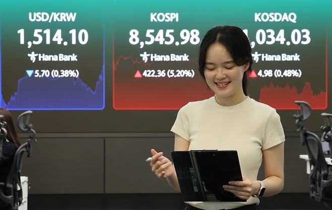 코스피가 미국과 이란 간 종전 합의에 상승 마감한 15일 서울 중구 하나은행 딜링룸 현황판에 코스피와 코스닥, 원·달러 환율이 표시되고 있다. 연합뉴스