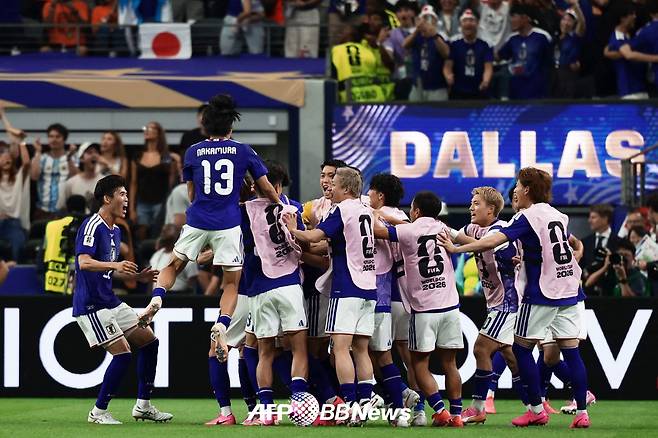 15일 네덜란드전 후반 43분 극적인 동점골 이후 기뻐하고 있는 일본 축구대표팀 선수들. /AFPBBNews=뉴스1