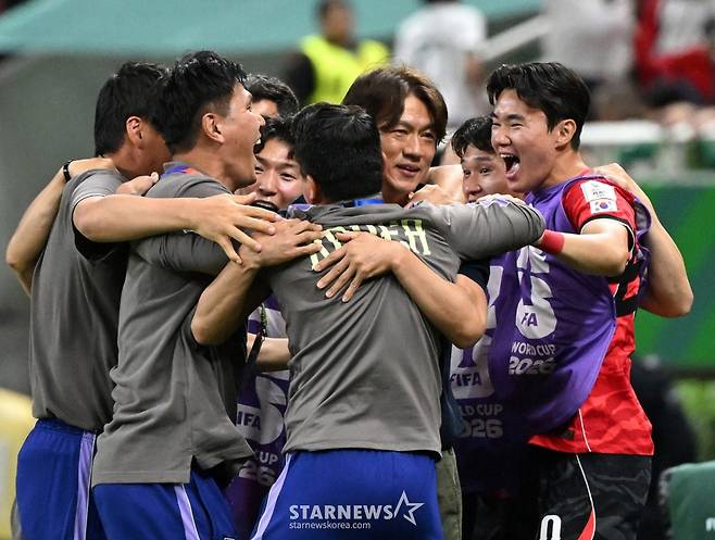 2026 북중미월드컵 A조 예선 대한민국-체코전이 12일(한국 시간) 멕시코 과달라하라 에스타디오 아크론에서 열렸다. 홍명보 감독이 2-1 승리 상황에서 종료 휘슬이 울리자 선수단과 기뻐하고 있다. /사진=김진경 대기자