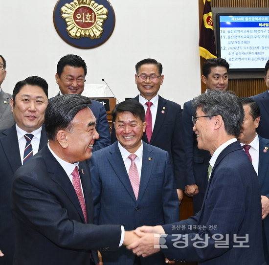 ▲ 김두겸 울산시장(왼쪽)과 천창수 울산시교육감이 15일 제8대 울산시의회 마지막 임시회를 마친 뒤 악수하고 있다. 김동수기자 dskim@ksilbo.co.kr