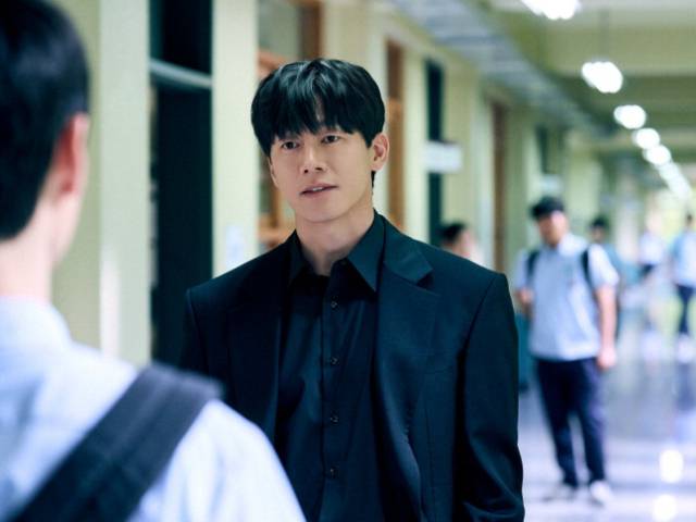 넷플릭스 시리즈 드라마 ‘참교육’이 인기를 얻으며 교권 보호에 대한 논의가 확산되고 있다. 교권보호국 감독관 나화진 역할을 맡은 배우 김무열. 넷플릭스 제공