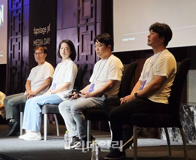 업스테이지 관계자들이 16일 서울 여의도 콘래드 호텔에서 열린 미디어데이에서 기자들과 질의응답을 하고 있다. 왼쪽부터 김성훈 업스테이지 대표, 진윤정 업스테이지 CFO, 이건수 AXZ 대표, 김대환 타임리 대표. (사진=한광범 기자)