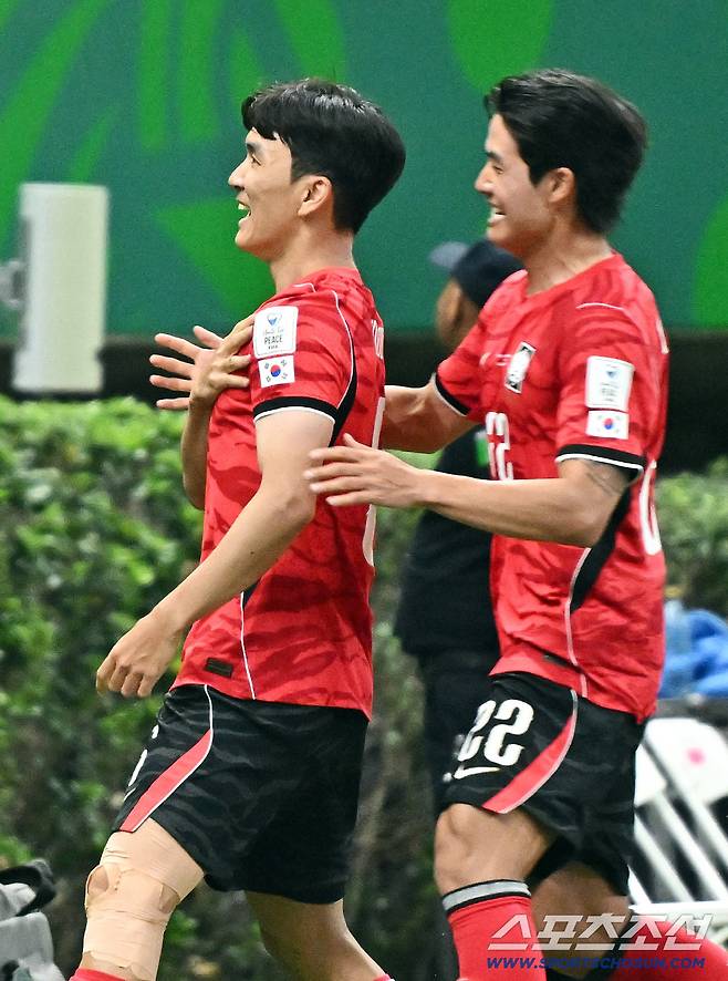 12일(한국시각) 멕시코 과달라하라 사포판의 에스타디오 과달라하라에서 열린 2026 북중미월드컵 대한민국과 체코의 경기. 황인범이 동점골을 넣은 후 설영우와 함께 환호하고 있다. 사포판(멕시코)=허상욱 기자wook@sportschosun.com/2026.06.12/