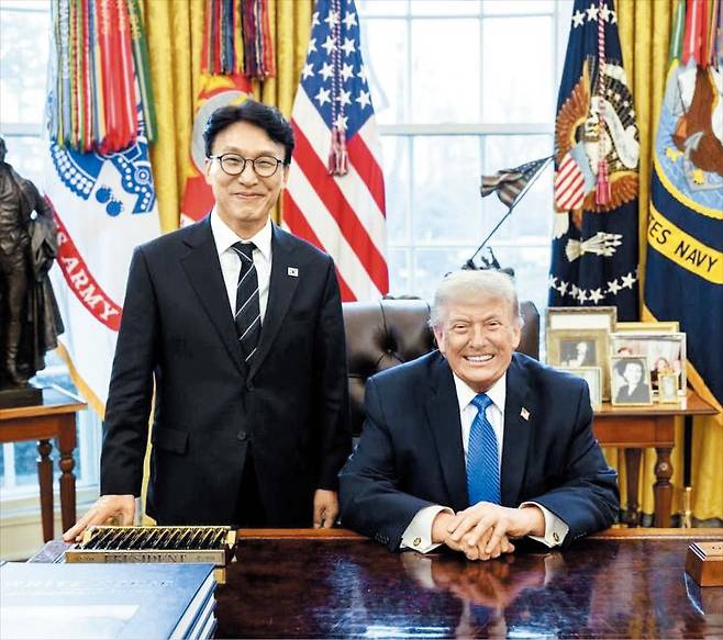 김민석 국무총리가 지난 3월13일(현지시각) 미국 워싱턴 백악관에서 도널드 트럼프 미 대통령과 만나 사진 촬영을 하고 있는 모습(왼쪽 사진).