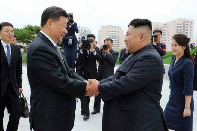 북한을 공식 국빈방문중인 시진핑 중국 국가주석과 부인 펑리위안 여사가 21일 평양 우의탑을 찾아 꽃바구니를 진정했다고, 노동신문이 22일 보도했다. 이날 김정은 국무위원장과 부인 리설주 여사는 시진핑 주석과 부인 펑리위안 여사를 맞았다. ⓒ 뉴시스