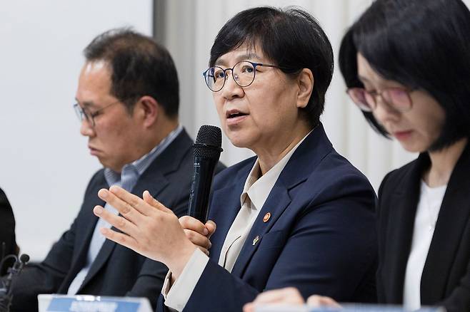 정은경 보건복지부 장관이 지난 11일 서울 광화문의 한 식당에서 열린 국민주권정부 출범 1주년 계기 보건복지부 출입기자단 정책간담회에서 발언하고 있다. 뉴스1