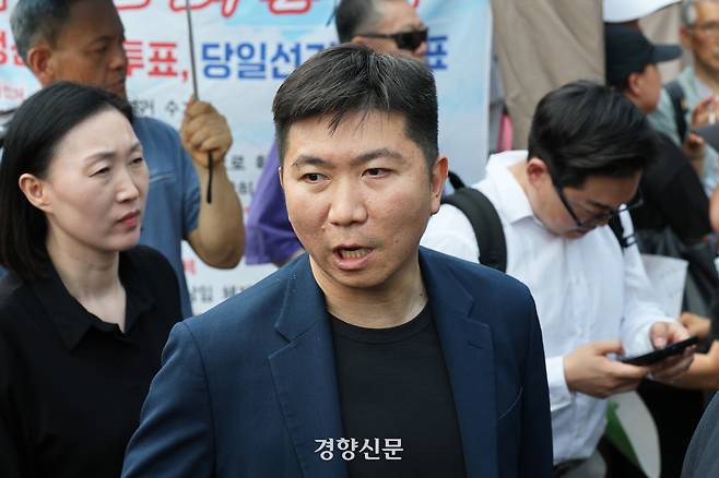 유승민 대한체육회장이 16일 서울 송파구 올림픽공원 핸드볼경기장 앞 투표소에 진입하기 위해 대기하고 있다. 한수빈 기자