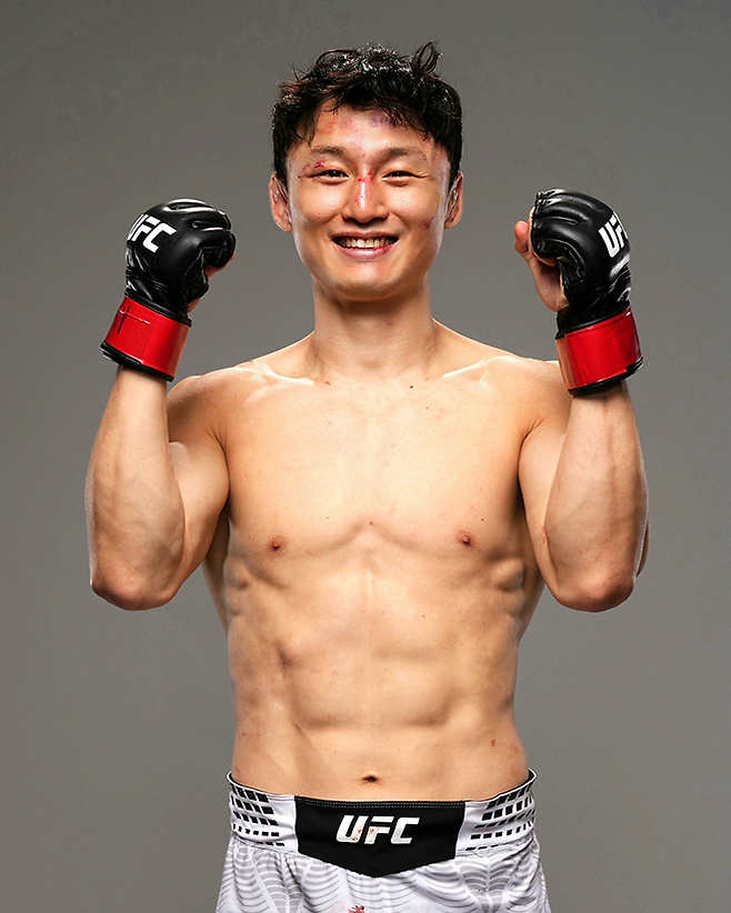 명예의 전당 헌액자 ‘코리안 슈퍼보이’ 최두호가 2026년 5월 미국 네바다주 엔터프라이즈 메타 에이펙스에서 UFC 6승 달성 기념 촬영을 하고 있다. 사진=TKO