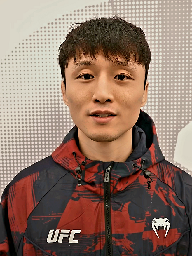 명예의 전당 헌액자 ‘코리안 슈퍼보이’ 최두호가 2026년 5월 미국 네바다주 엔터프라이즈 메타 에이펙스 UFC 파이트 나이트 276 공개 계체 행사 후 한국어 인터뷰를 하고 있다. 사진=TKO