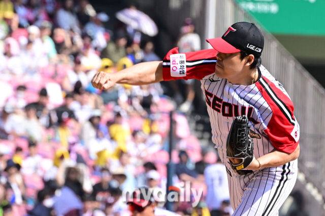 24일 오후 서울 잠실야구장에서 진행된 '2026 신한 SOL BANK KBO리그' 키움 - LG의 경기. LG 김진성이 구원 등판패 역투를 펼치고 있다./마이데일리
