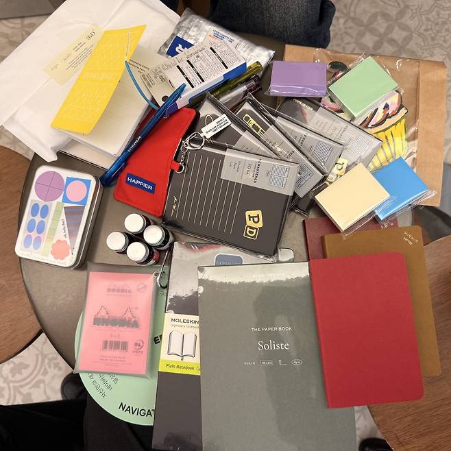 대전에서 공무원을 하고 있는 김원철(58)·김지현(29)씨 부녀가 인벤타리오에서 산 문구 용품들. 테이블을 한가득 덮고 있다. 허은선 인턴기자