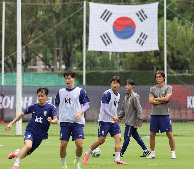 북중미 월드컵에서 멕시코 과달라하라 인근 사포판의 치바스 바예 베르데에서 한국 축구대표팀 훈련을 지켜보는 홍명보 감독. 멕시코시티 | 연합뉴스