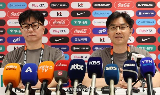 대한민국 축구 국가대표팀이 2026 북중미월드컵 A조 2차 예선을 앞두고 15일 멕시코 과달라하라 치바스 베르데 바예에서 훈련을 진행했다. 대한축구협회 한덕현 멘털 코치(오른쪽, 중앙대 정신의학과 교수)와 송준섭 수석주치의가 기자들의 인터뷰에 응하고 있다. /사진=김진경 kim.jinkyung@