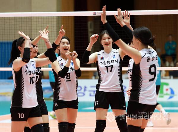 2026 한국실업배구연맹 & 프로배구 퓨처스 챔프전, 수원시청 선수들 준결승 승리 환호 모습.(사진=김경수 기자/ 2026.6.15)