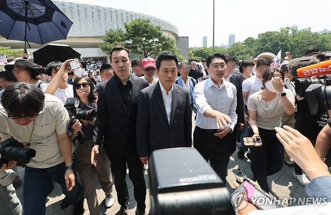 개표소 앞 찾은 국민의힘 (서울=연합뉴스) 서대연 기자 = 6·3지방선거 투표용지 부족 사태로 촉발된 잠실 개표소 봉쇄 시위가 이어진 16일 국민의힘 장동혁 대표, 김민수 최고위원, 박준태 비서실장이 서울 송파구 올림픽공원 핸드볼경기장 개표소를 방문하고 있다. 2026.6.16 dwise@yna.co.kr