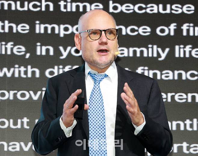 토르스텐 벡 유럽대학연구소(EUI) 금융안정학과 교수가 17일 서울 중구 장충동 서울신라호텔에서 열린 제17회 이데일리 전략포럼(Edaily Strategy Forum 2026) 기조연설2에서 ‘힘의 재편과 생산적 금융: 글로벌 질서 변화 속 자본의 역할’이란 주제로 발표를 하고 있다. ‘힘의 시대, 문명의 재편: 누가 신세계를 설계하는가’를 주제로 열린 ‘제17회 이데일리 전략포럼’은 미·중 패권 경쟁, 이란 전쟁 뿐만 아니라 미국 우선주의가 강화하는 지정학적 지각변동 속에서 우리 사회가 직면한 외교·안보, 금융·재정의 전환점을 다각도로 해부하고 위기 속 돌파구를 모색하기 위해 마련됐다. (사진=방인권 기자)