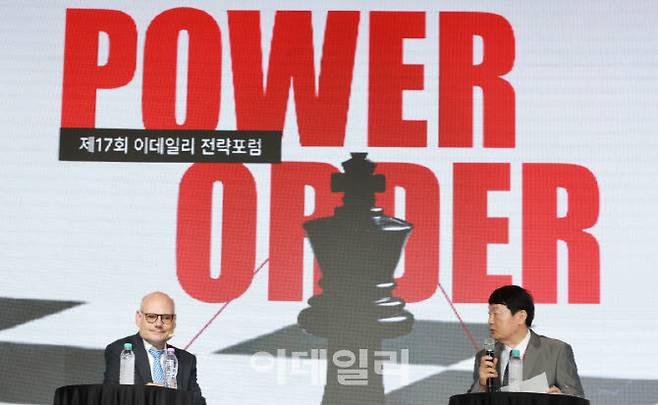 토르스텐 벡 유럽대학연구소(EUI) 금융안정학과 교수(왼쪽)와 신관호 한국금융학회 회장(고려대 경제학과 교수)가 17일 서울 중구 장충동 서울신라호텔에서 열린 제17회 이데일리 전략포럼(Edaily Strategy Forum 2026) 기조연설2에서 ‘힘의 재편과 생산적 금융: 글로벌 질서 변화 속 자본의 역할’이란 주제로 대담하고 있다. ‘힘의 시대, 문명의 재편: 누가 신세계를 설계하는가’를 주제로 열린 ‘제17회 이데일리 전략포럼’은 미·중 패권 경쟁, 이란 전쟁 뿐만 아니라 미국 우선주의가 강화하는 지정학적 지각변동 속에서 우리 사회가 직면한 외교·안보, 금융·재정의 전환점을 다각도로 해부하고 위기 속 돌파구를 모색하기 위해 마련됐다. (사진=방인권 기자)