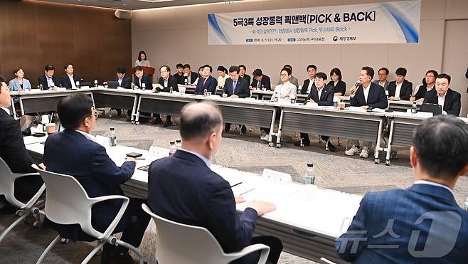 17일 LG이노텍 구미 4공장에서 열린 재정경제부 주관 '5극 3특 성장동력 Pick & Back' 행사에서 김장호 구미시장이 인사말을 하고 있다.(구미시 제공. 재판매 및 DB금지) ⓒ 뉴스1 정우용 기자
