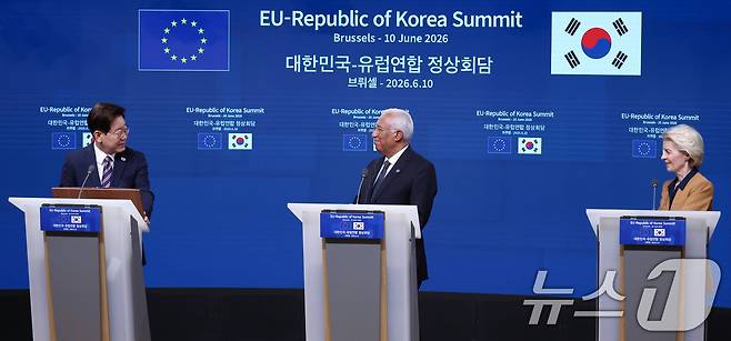 이재명 대통령과 안토니우 코스타 유럽연합(EU) 정상회의 상임의장, 우르술라 폰 데어 라이엔 EU 집행위원장이 10일(현지시간) 벨기에 브뤼셀 EU 이사회에서 공동언론발표를 하고 있다. 2026.6.11 ⓒ 뉴스1 허경 기자