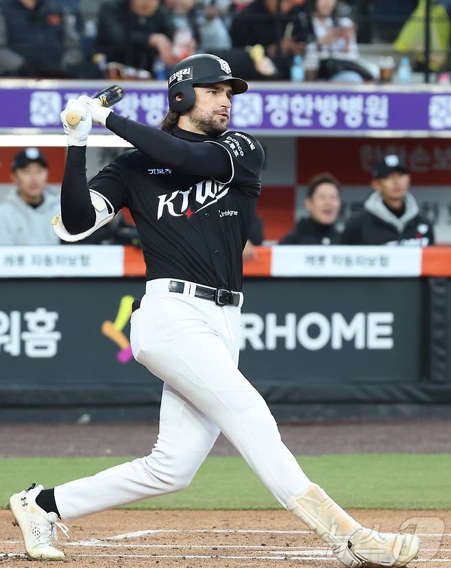 2일 대전 한화생명볼파크에서 열린 2026 신한 SOL KBO리그 KT 위즈와 한화 이글스의 경기에서 KT 힐리어드가 타격하고 있다. 2026.4.2 ⓒ 뉴스1 김기남 기자