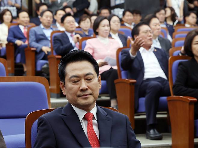 장동혁 국민의힘 대표가 17일 오후 서울 여의도 국회에서 열린 긴급 의원총회에서 송석준 의원의 공개 발언 요구를 듣고 있다. 이후 의총은 공개 발언 없이 비공개로 전환됐다./뉴스1