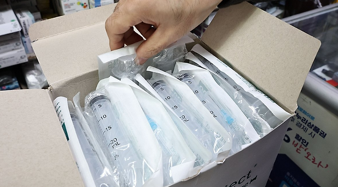 서울 시내의 한 의료기기 판매점에 주사기가 놓여있다. ⓒ연합뉴스