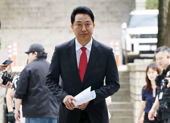 여론조사비 대납 의혹으로 기소된 오세훈 서울시장이 17일 서울 서초구 서울중앙지방법원에서 열린 결심공판에 출석하고 있다. 공동취재사진