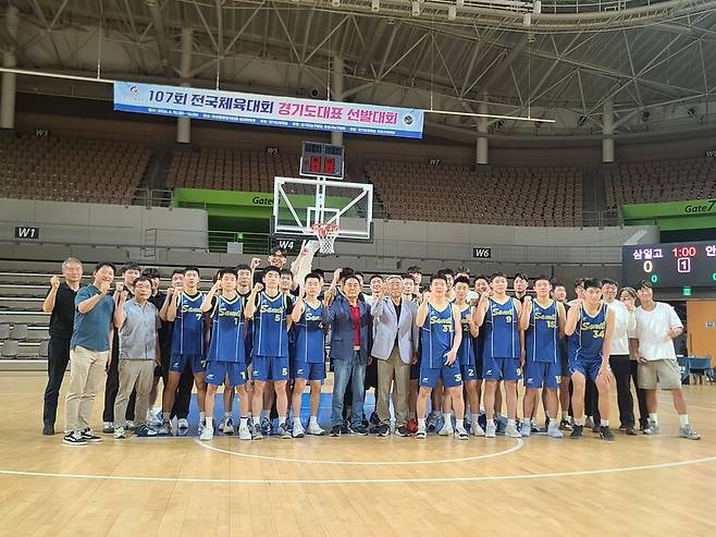 ▲많은 OB 동문들과 함께 전국체전 선발전 승리를 자축한 삼일고