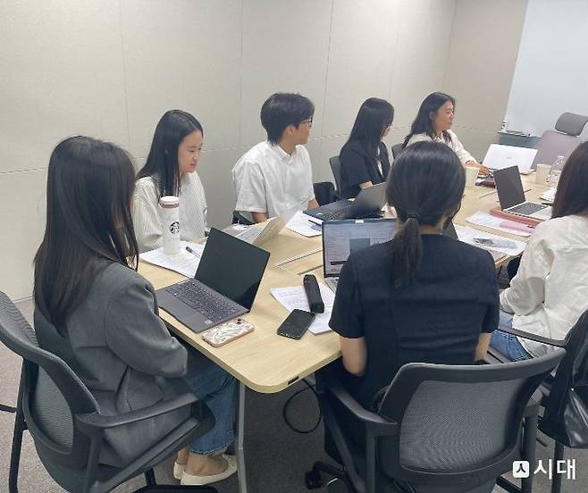 지난 15일 '동행미디어 시대'의 20대 청년 인턴기자들이 서울 종로구 시대 회의실에서 '참정권 시위, 어떻게 볼 것인가'를 두고 토론을 벌이고 있다. /사진=유찬우 기자