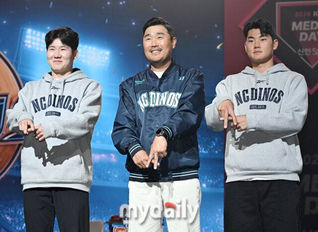 NC 다이노스 박민우, 이호준 감독, 김주원(왼쪽부터)이 26일 오후 서울 잠실 롯데호텔에서 진행된 '2026 신한SOL KBO 미디어데이'에서 포즈를 취하고 있다.'2026 신한SOL KBO리그' 미디어데이는 10개구단 감독 및 주장과 대표선수들이 참석해 2026 시즌에 대한 포부를 밝힌다. 이번 시즌에는 아시아쿼터 도입, 피치클락 단축, 비디오판독 범위 확대 등 다양한 변화가 시도된다. '2026 KBO리그'는 오는 28일 개막한다./AKDLEPDLFFL
