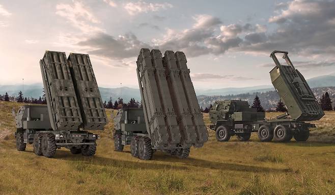 록히드마틴이 공개한 신형 다연장로켓 체계 하이마스 플렉스(HIMARS FLEX). 2포드 구성으로 기존 하이마스보다 탄약 탑재량을 늘리고 장거리 정밀타격과 방공 임무를 함께 수행할 수 있도록 설계됐다. 록히드마틴 제공