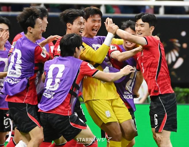 2026 북중미월드컵 A조 예선 대한민국-체코전이 12일(한국 시간) 멕시코 과달라하라 에스타디오 아크론에서 열렸다. 황인범이 동점골을 터트린 후 동료들과 기쁨울 나누고 있다. /사진=김진경 대기자
