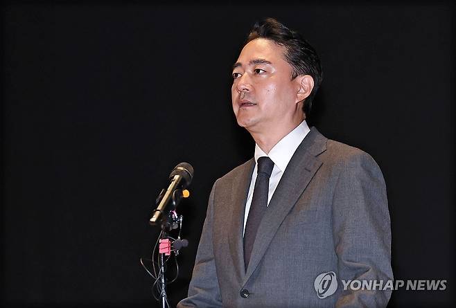 JTBC 등 회생 신청 관련 기자회견 하는 홍정도 부회장 (서울=연합뉴스) 김인철 기자 = 홍정도 중앙그룹 부회장이 15일 서울 마포구 중앙일보빌딩에서 열린 JTBC 등 중앙그룹 일부 계열사의 유동성 위기로 인한 회생 절차 개시 관련 입장 발표 기자회견에서 사과문을 낭독하고 있다. 2026.6.15 yatoya@yna.co.kr